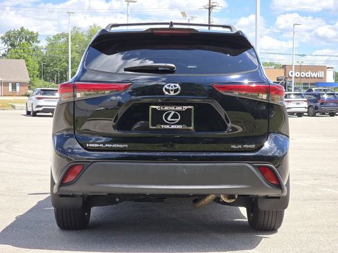 Used 2022 Toyota Highlander XLE AWD/4WD image 9