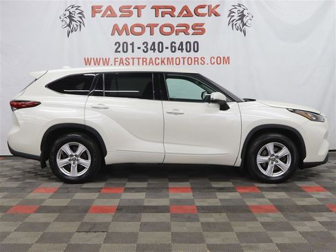 Used 2020 Toyota Highlander LE image 4
