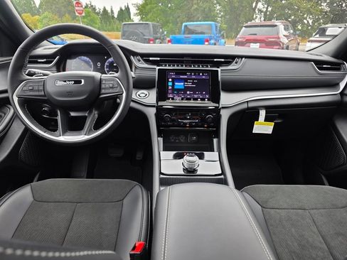 New 2025 Jeep Grand Cherokee Altitude image 8