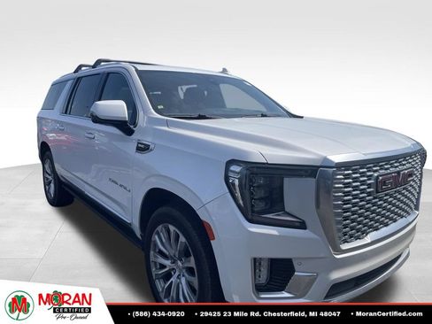 Used 2022 GMC Yukon XL Denali w/ Denali Premium Package AWD/4WD image 5