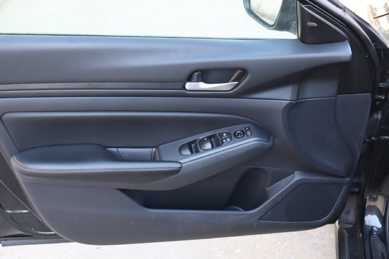 Used 2025 Nissan Altima 2.5 SV FWD image 19