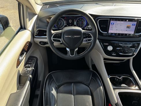 Used 2023 Chrysler Pacifica Limited image 16