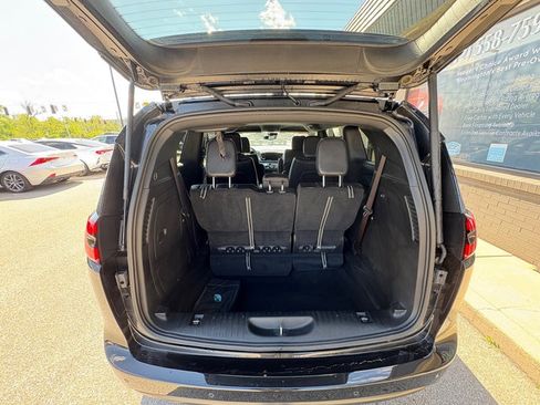 Used 2023 Chrysler Pacifica Touring-L w/ S Appearance Package FWD image 5