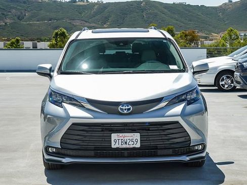 Used 2025 Toyota Sienna XLE w/ XLE Plus Package image 2