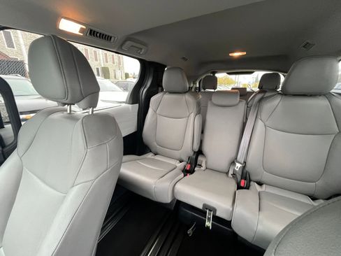 Used 2025 Toyota Sienna XLE image 41