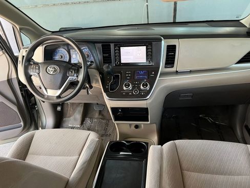 Used 2018 Toyota Sienna LE w/ Carpet Mat Package FWD image 15