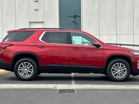 Used 2023 Chevrolet Traverse LT image 2