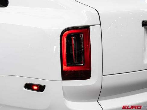 Used 2020 Rolls-Royce Cullinan Black Badge image 18