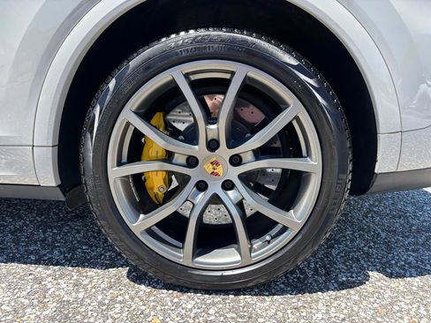 Used 2020 Porsche Cayenne Turbo S w/ Premium Package Plus AWD/4WD image 39