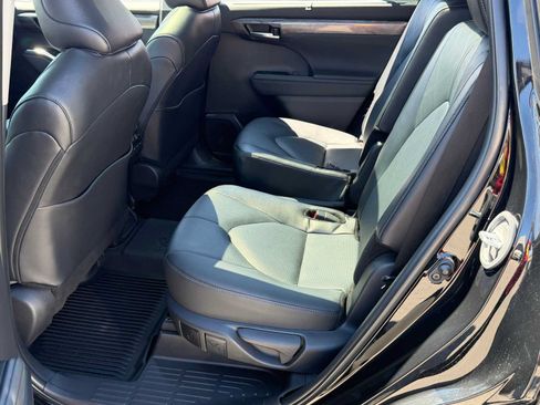 Used 2025 Toyota Highlander Platinum AWD/4WD image 25