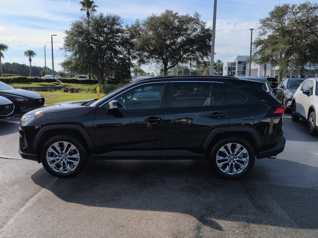Used 2021 Toyota RAV4 XLE Premium FWD image 7