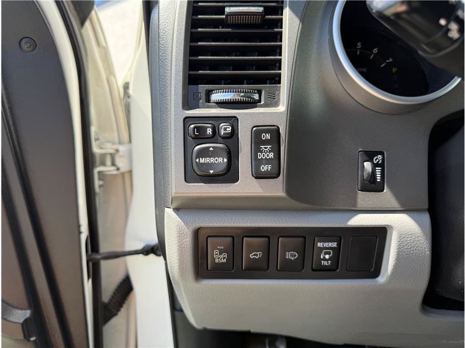 Used 2015 Toyota Sequoia Platinum AWD/4WD image 27