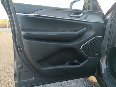 Used 2023 Jeep Grand Cherokee image 36