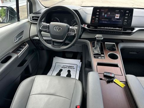 Used 2024 Toyota Sienna XLE FWD image 19