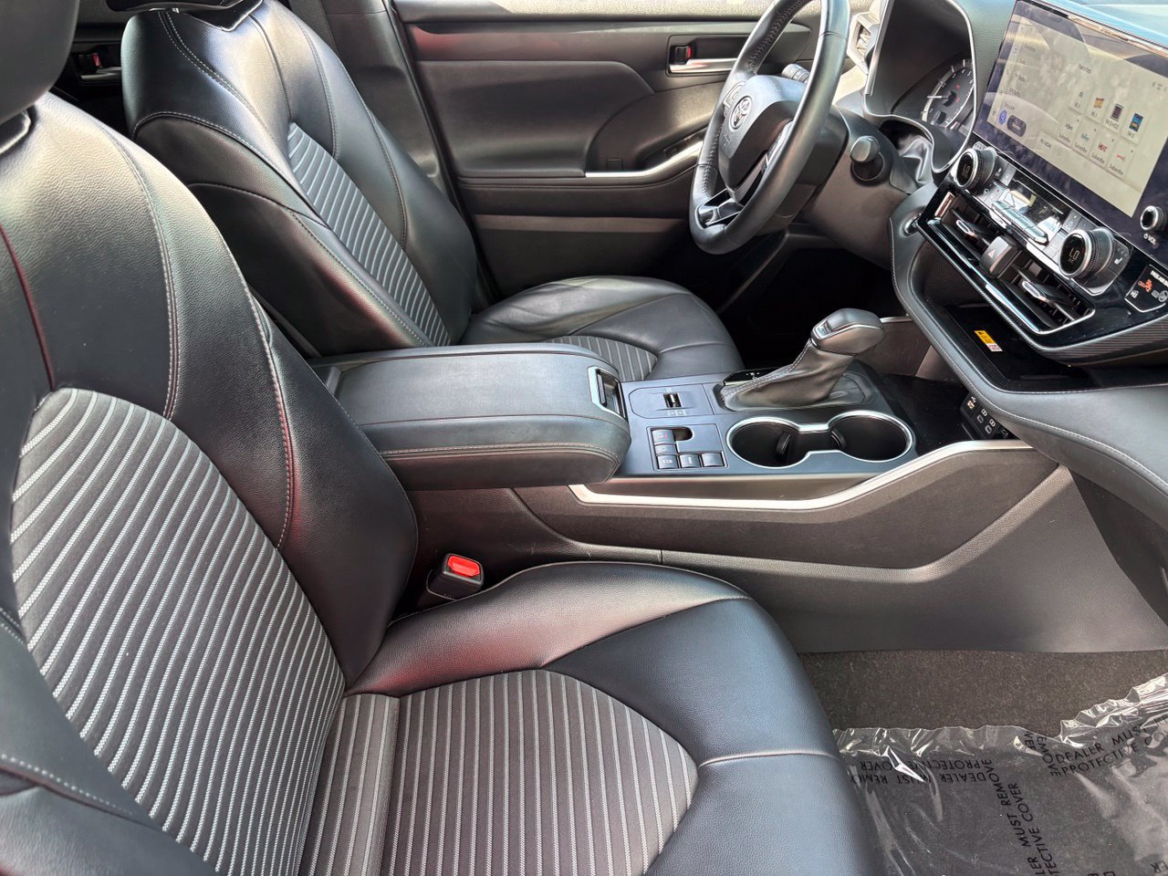 Used 2023 Toyota Highlander XSE FWD image 12