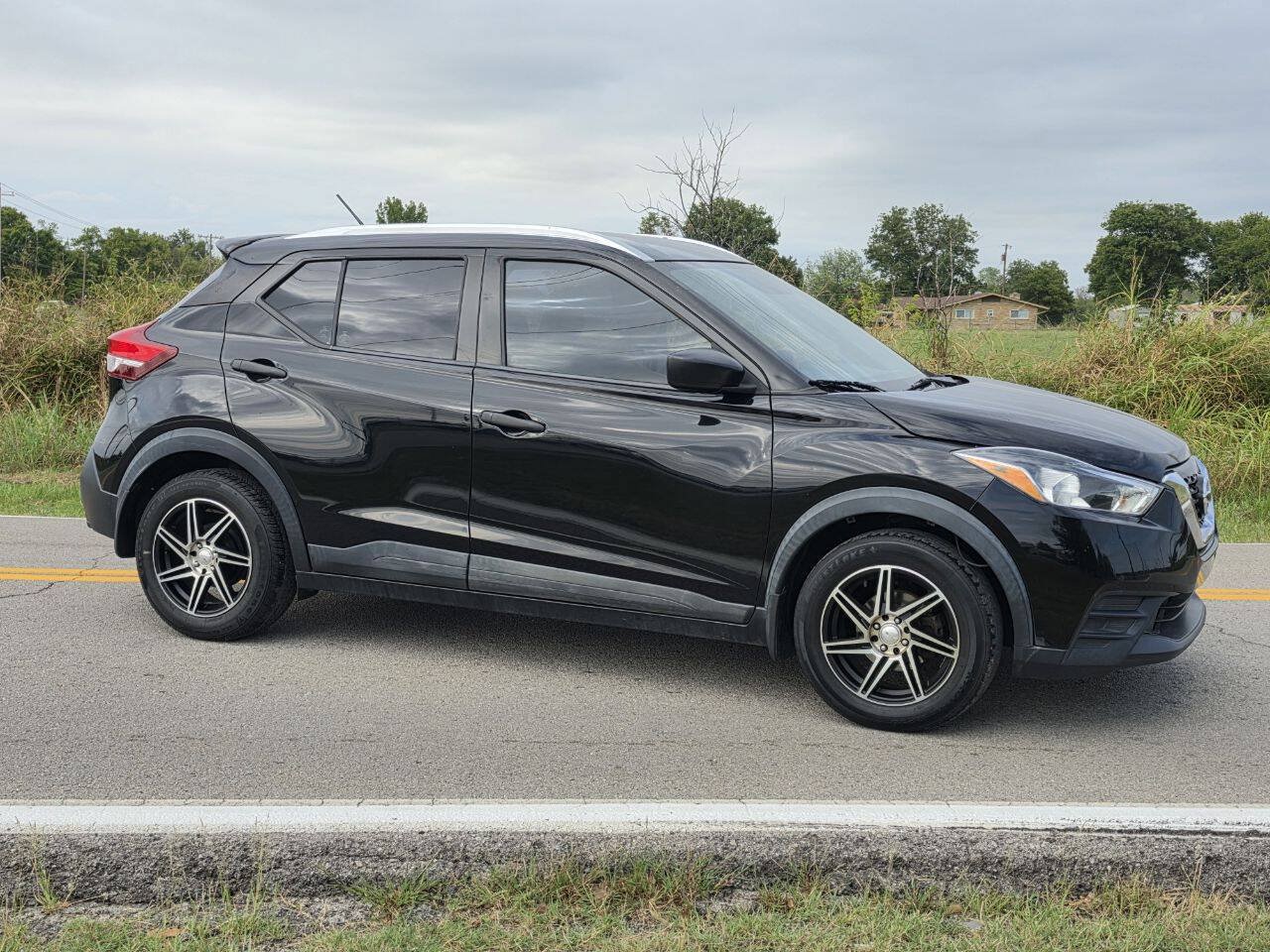 Used 2018 Nissan Kicks S FWD image 1