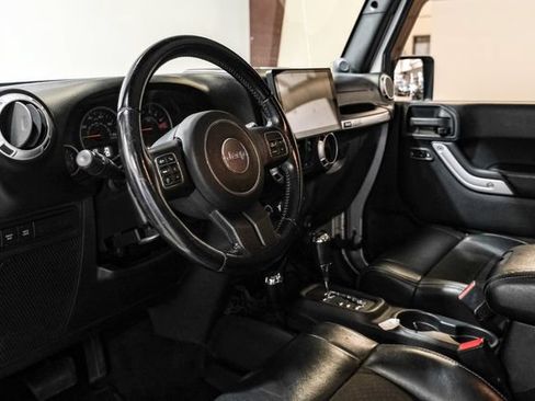Used 2012 Jeep Wrangler Unlimited Rubicon AWD/4WD image 3