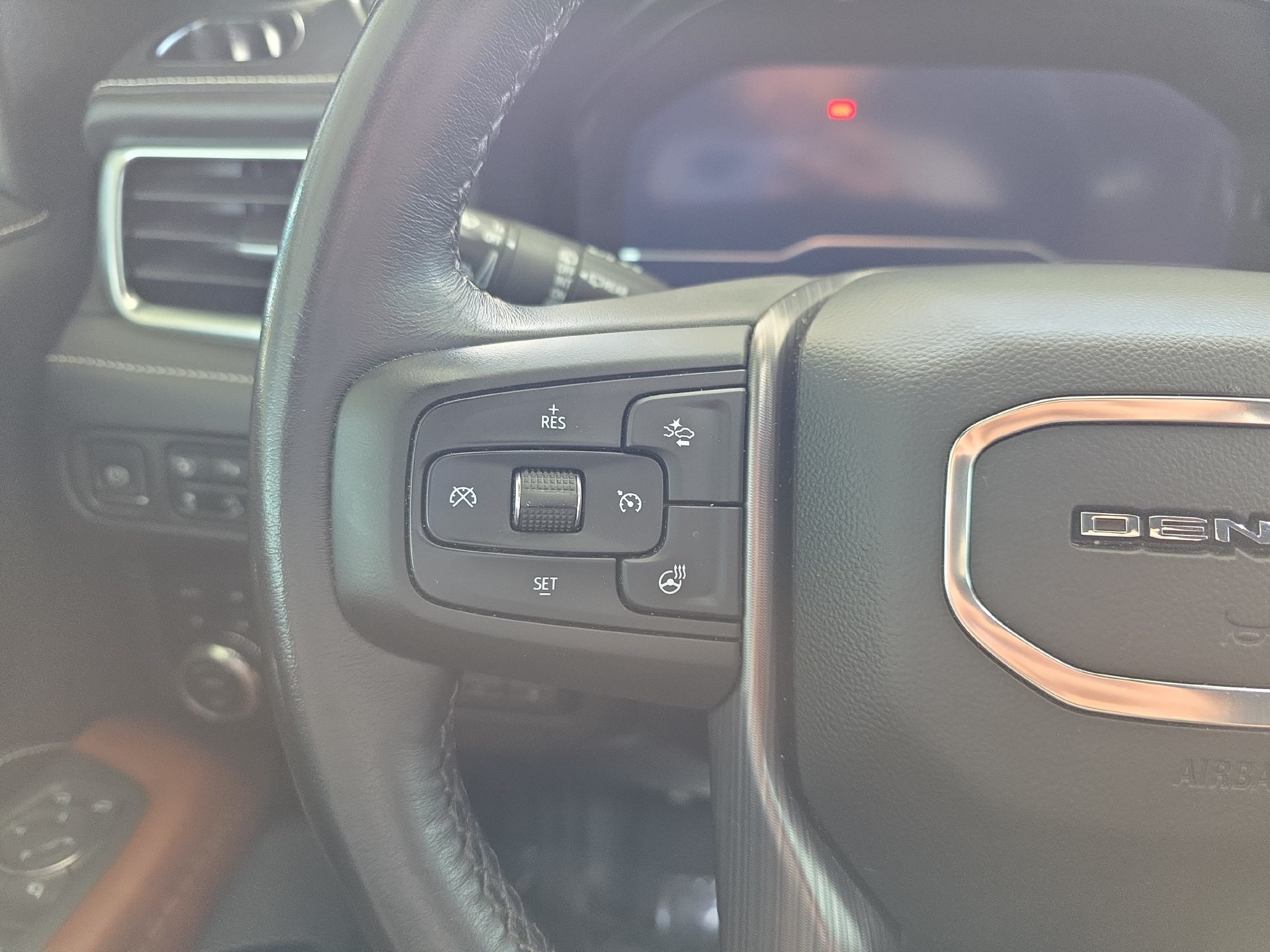Used 2023 GMC Yukon Denali Ultimate AWD/4WD image 17