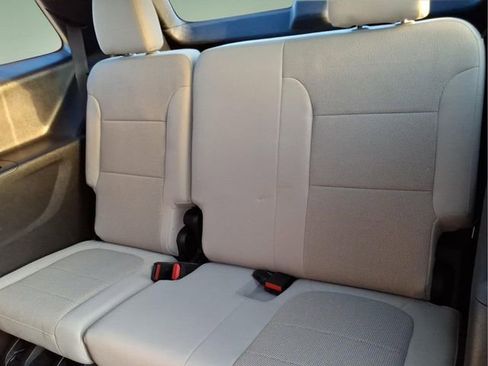 Used 2022 Chevrolet Traverse LS image 13