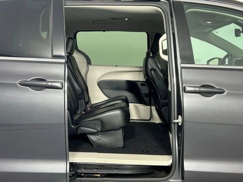 Used 2023 Chrysler Pacifica Touring-L FWD image 11