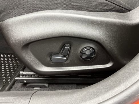 Used 2017 Jeep Renegade Latitude w/ Popular Equipment Group image 9