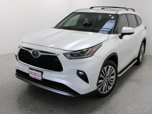 Used 2024 Toyota Highlander Platinum FWD image 2
