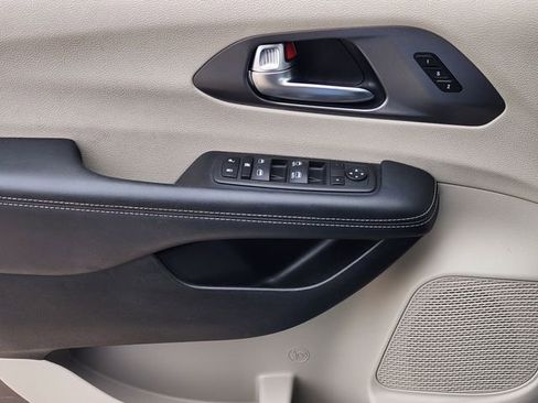 Used 2023 Chrysler Pacifica Touring-L FWD image 23