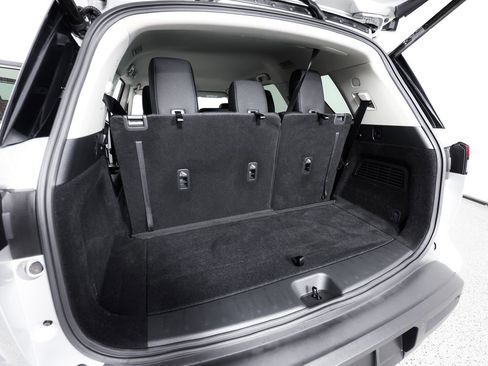 Used 2025 Nissan Pathfinder SV AWD/4WD image 15