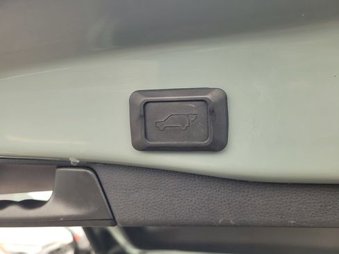 Used 2022 Toyota RAV4 XLE Premium w/ Carpet Mat Package (TMS) image 9