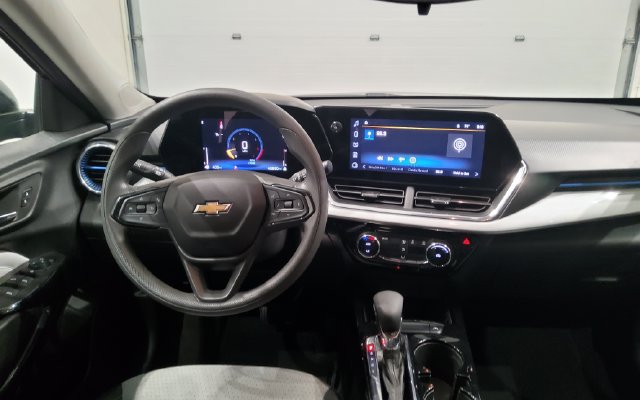 Used 2025 Chevrolet Trax LT FWD image 22