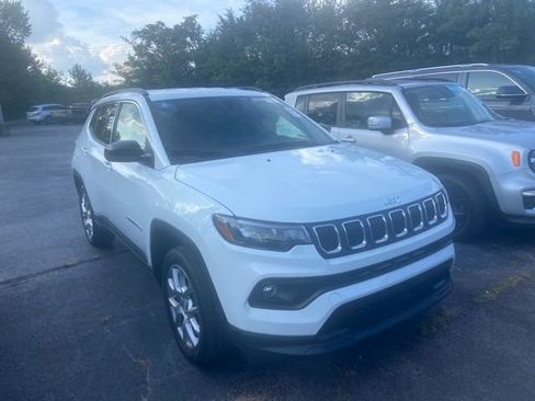 Used 2023 Jeep Compass Latitude AWD/4WD image 3