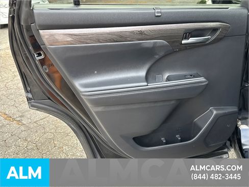 Used 2024 Toyota Highlander Limited image 28