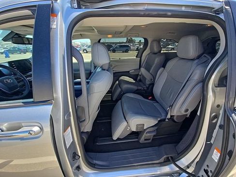 Used 2022 Toyota Sienna Limited AWD/4WD image 12