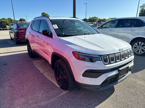 Used 2022 Jeep Compass Latitude w/ Sun and Sound Group AWD/4WD image 4