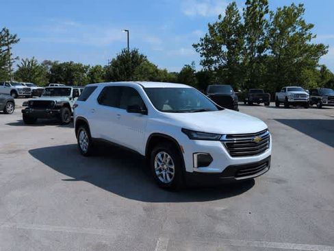 Used 2023 Chevrolet Traverse LS FWD image 2