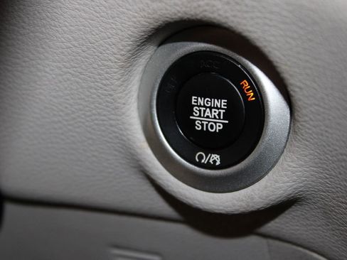Used 2023 Chrysler Pacifica Limited FWD image 46