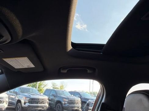 Used 2024 Chevrolet Trax RS w/ Sunroof Package FWD image 22