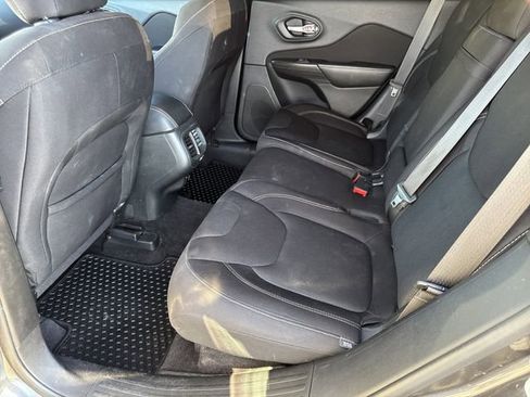 Used 2016 Jeep Cherokee Latitude w/ Cold Weather Group image 9