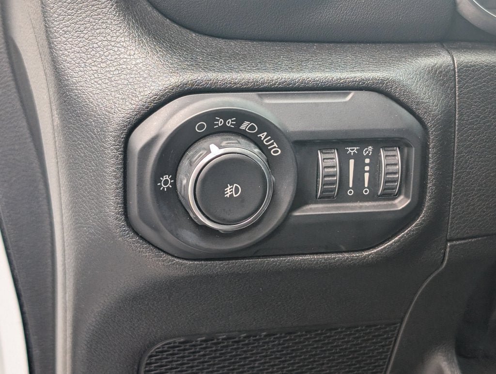 Used 2018 Jeep Wrangler Unlimited Sahara AWD/4WD image 13