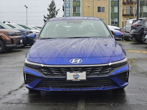 New 2026 Hyundai Elantra SE FWD image 2