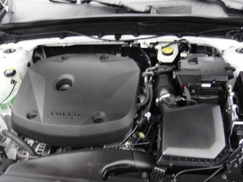 Used 2020 Volvo XC40 T5 Momentum w/ Protection Package Premier image 25