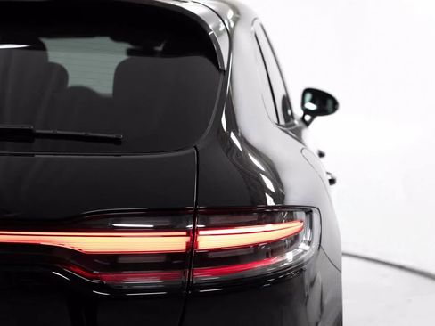 Certified 2025 Porsche Macan Turbo image 38
