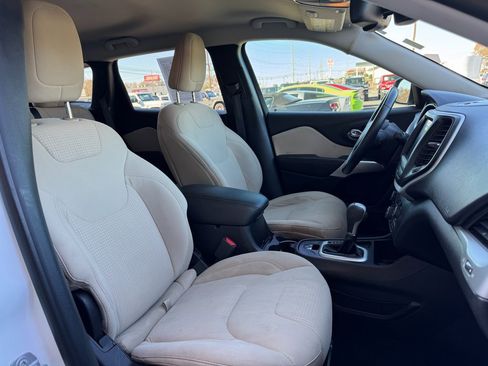 Used 2017 Jeep Cherokee Latitude w/ Comfort/Convenience Group image 24