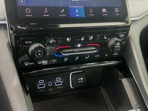 Used 2023 Jeep Grand Cherokee Limited w/ Luxury Tech Group II image 24