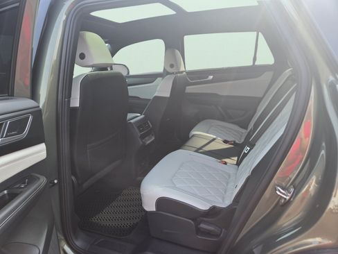 Used 2025 Volkswagen Atlas Cross Sport SEL Premium R-Line AWD/4WD image 11