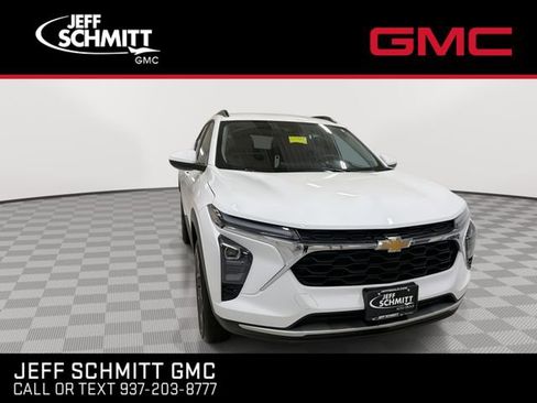 Certified 2025 Chevrolet Trax LT w/ LT Convenience Package FWD image 3