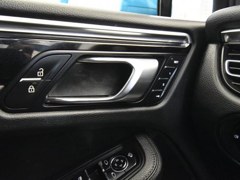 Used 2022 Porsche Macan AWD/4WD image 35