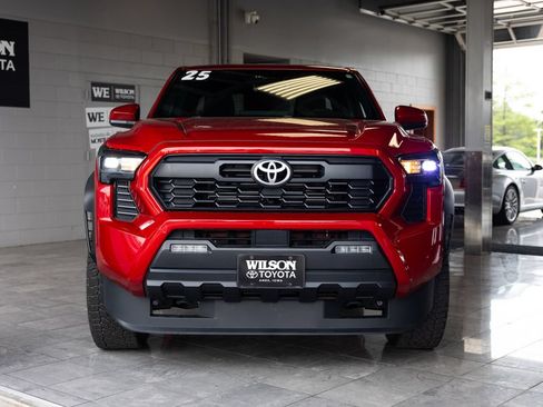 Certified 2025 Toyota Tacoma TRD Off-Road AWD/4WD image 3