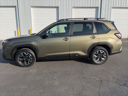 Used 2025 Subaru Forester Premium image 4