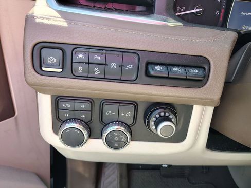 Used 2021 GMC Yukon XL Denali image 17